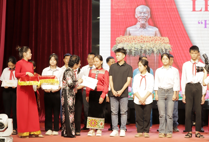 233 tấm gương hiếu học tiêu biểu được vinh danh và nhận học bổng 
