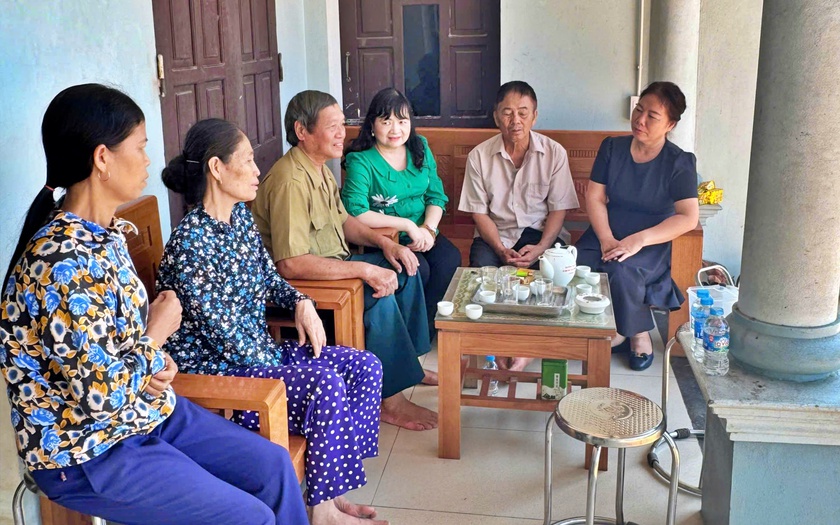 Chương trình trao quà hỗ trợ các trường học bị ảnh hưởng bởi lũ lụt - Ảnh 4.