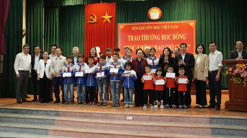 Hội Khuyến học Việt Nam: Khảo sát Trung tâm học tập cộng đồng và trao học bổng 