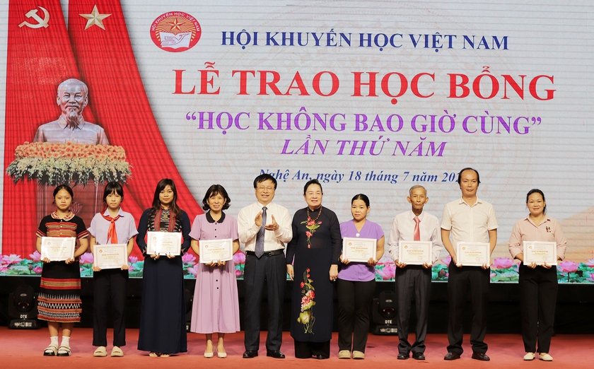 233 tấm gương hiếu học tiêu biểu được vinh danh và nhận học bổng 