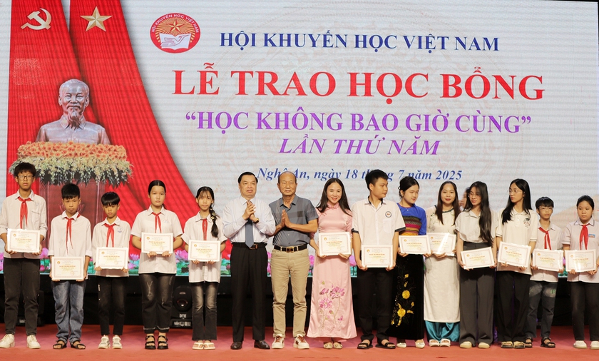 233 tấm gương hiếu học tiêu biểu được vinh danh và nhận học bổng 