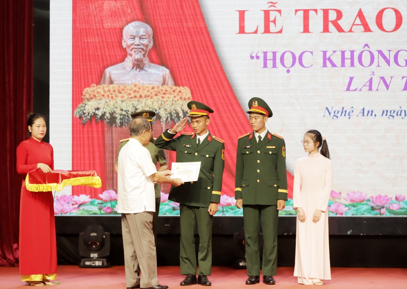 233 tấm gương hiếu học tiêu biểu được vinh danh và nhận học bổng 