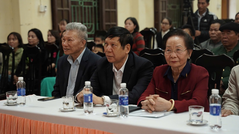 Khảo sát Trung tâm học tập cộng đồng và trao học bổng 