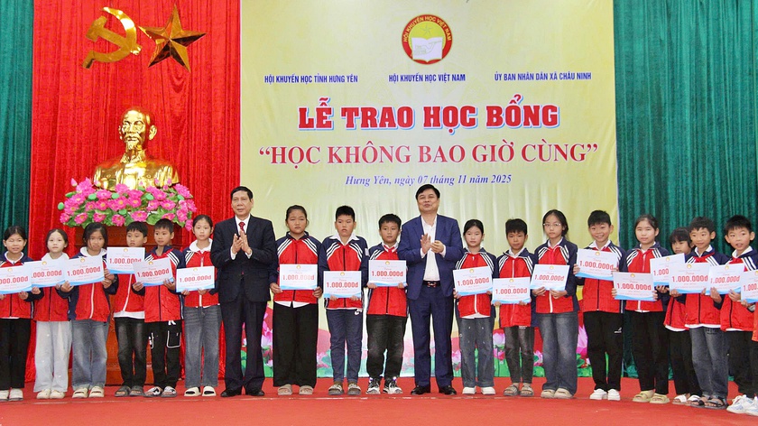 Hội Khuyến học Việt Nam trao 250 suất học bổng 
