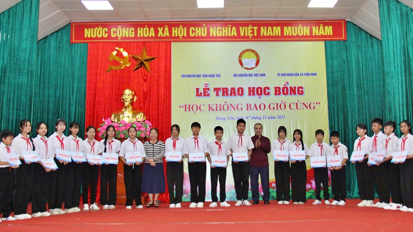 Hội Khuyến học Việt Nam trao 250 suất học bổng 