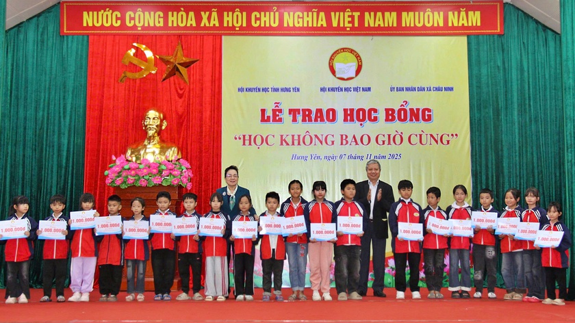 Hội Khuyến học Việt Nam trao 250 suất học bổng 