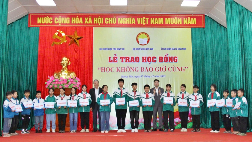 Hội Khuyến học Việt Nam trao 250 suất học bổng 