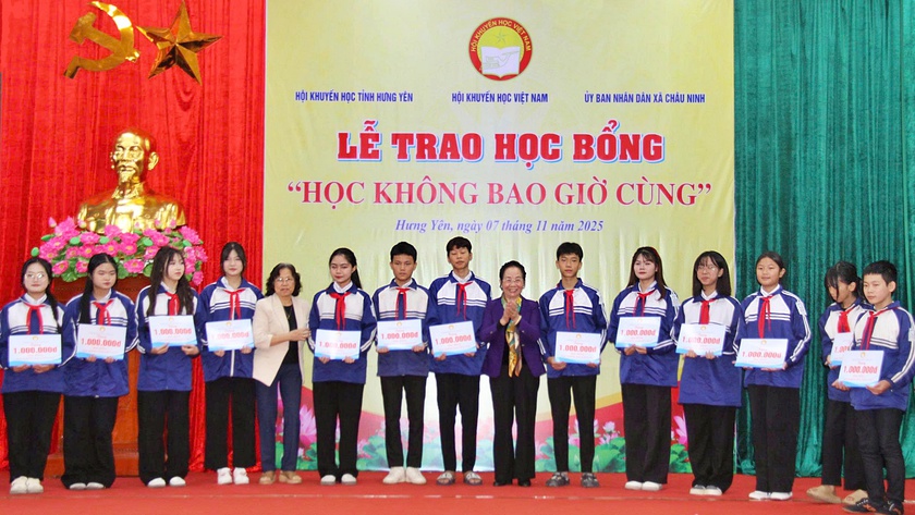 Hội Khuyến học Việt Nam trao 250 suất học bổng 