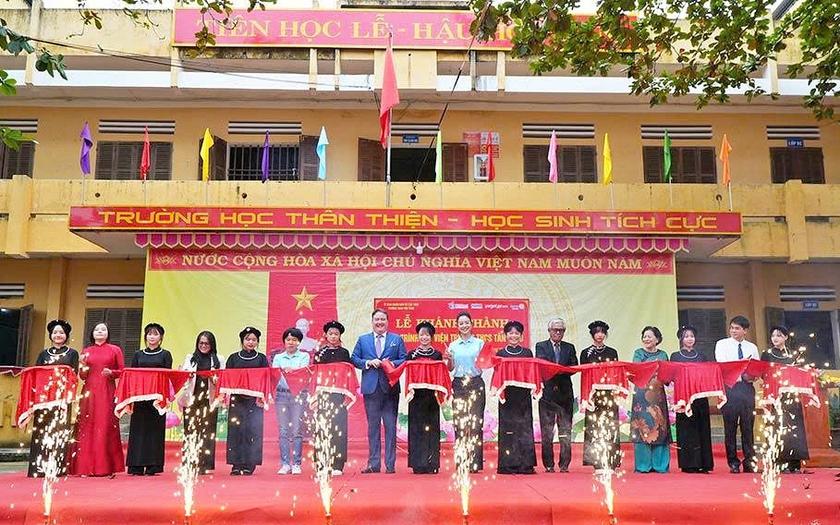 Hội Khuyến học Tuyên Quang hỗ trợ sách, thiết bị cho Thư viện Trường trung học cơ sở Tân Trào - Ảnh 2.