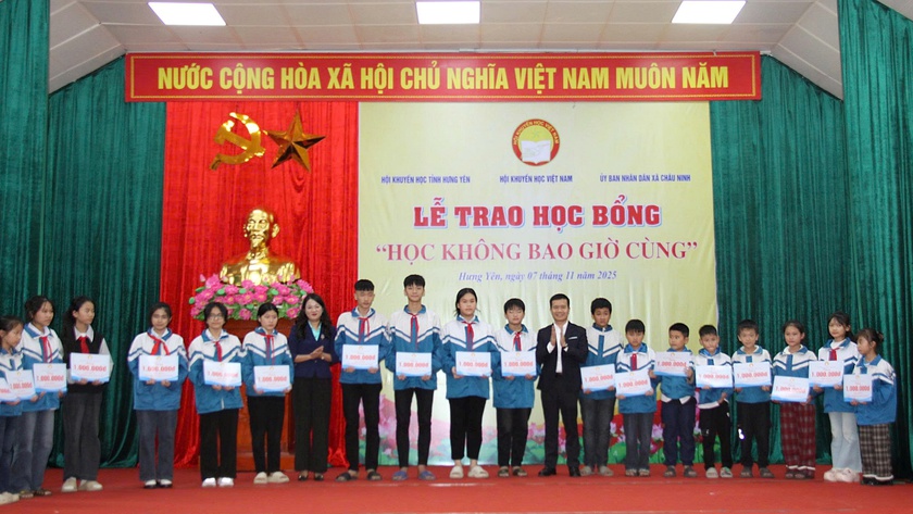 Hội Khuyến học Việt Nam trao 250 suất học bổng 