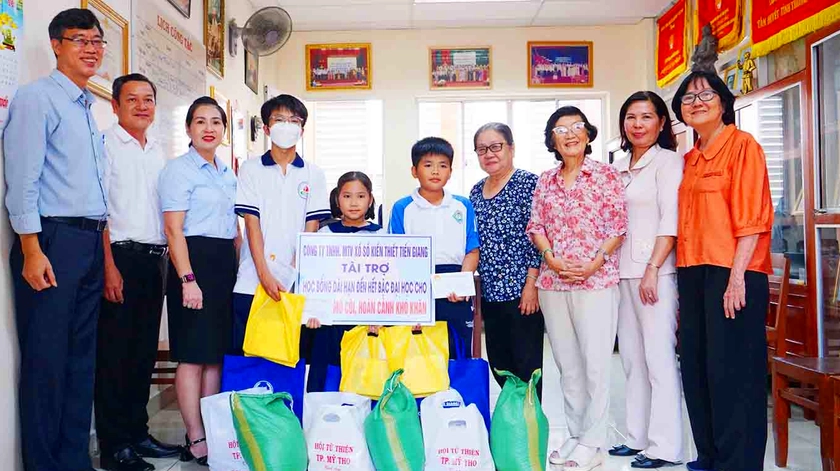 Trao học bổng đột xuất cho học sinh có hoàn cảnh đặc biệt khó khăn tại Đồng Tháp - Ảnh 1.