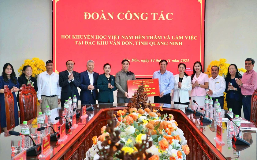 Trung ương Hội Khuyến học Việt Nam trao hỗ trợ học bổng tại Vân Đồn, Cô Tô (Quảng Ninh) - Ảnh 2.