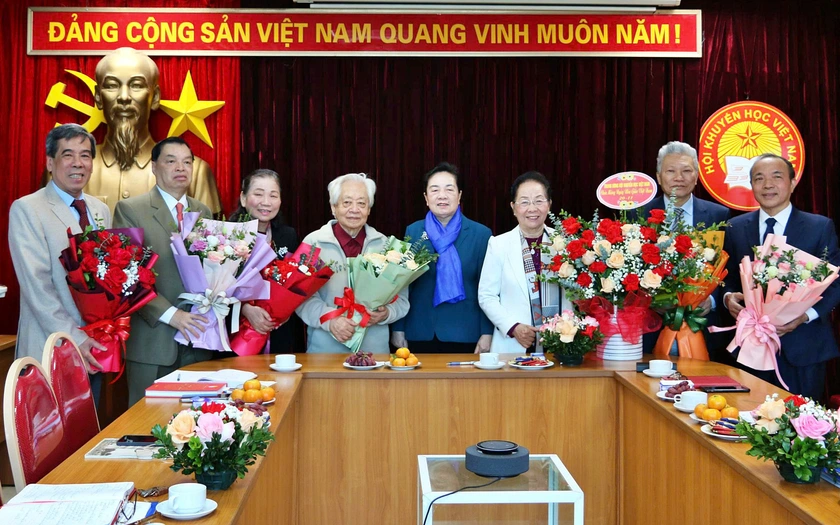 Trung ương Hội Khuyến học Việt Nam chúc mừng các nhà giáo nhân Ngày Nhà giáo Việt Nam - Ảnh 1.
