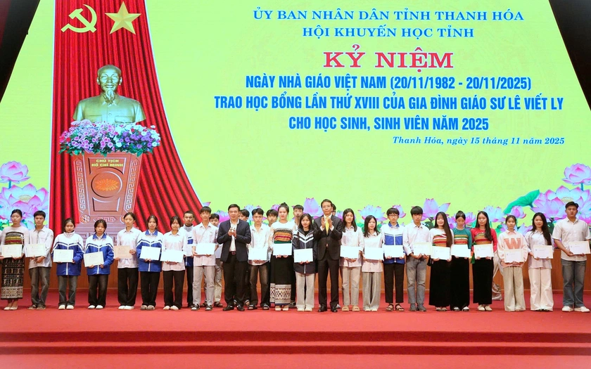 Giáo sư Lê Viết Ly và gia đình trao học bổng hơn 2 tỉ đồng - Ảnh 3.