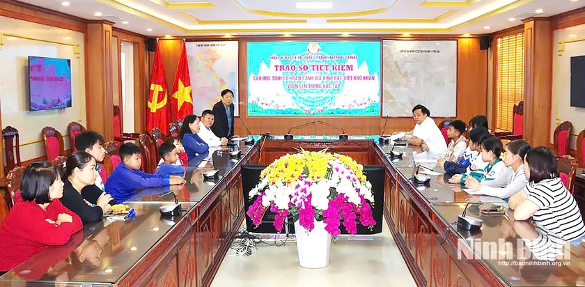 Hội Khuyến học tỉnh Ninh Bình trao 17 sổ tiết kiệm trị giá gần 500 triệu đồng cho học sinh khó khăn - Ảnh 2.