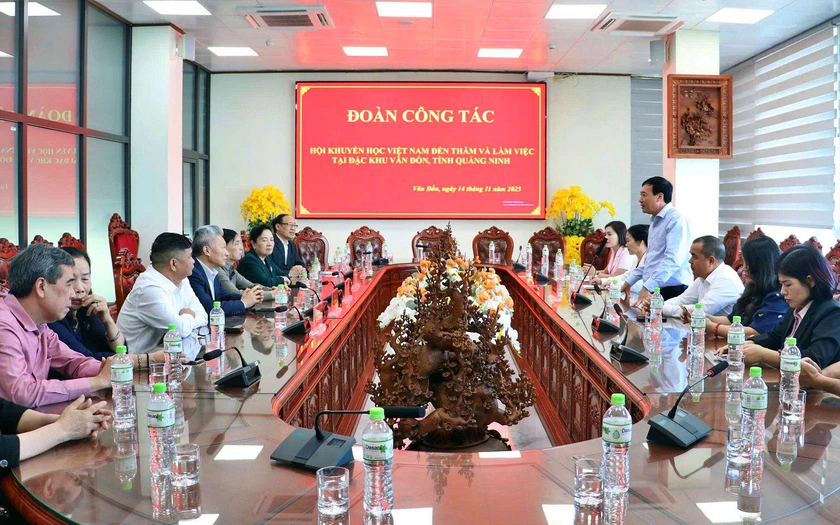 Trung ương Hội Khuyến học Việt Nam trao hỗ trợ học bổng tại Vân Đồn, Cô Tô (Quảng Ninh) - Ảnh 1.