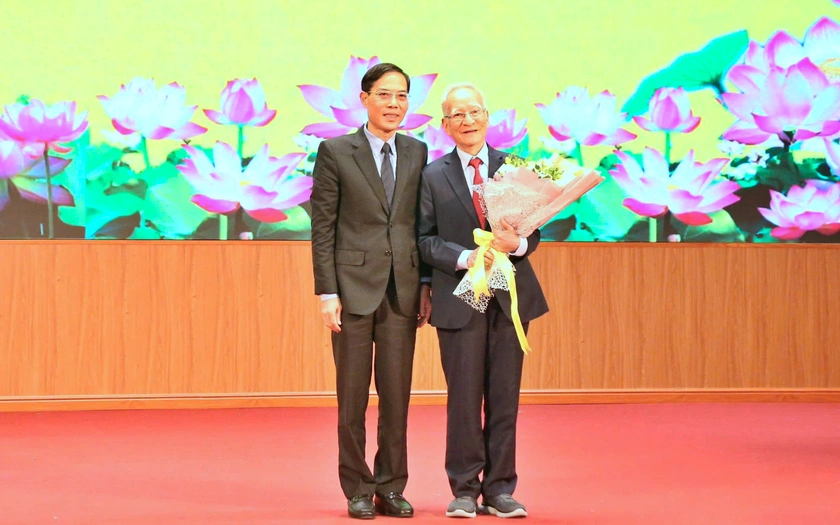 Giáo sư Lê Viết Ly và gia đình trao học bổng hơn 2 tỉ đồng - Ảnh 2.