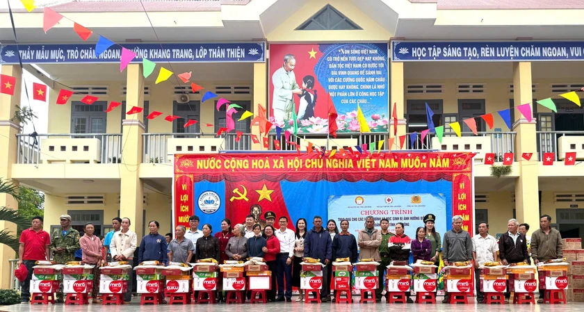 Trao hơn 900 suất quà, học bổng cho học sinh Lâm Đồng bị ảnh hưởng bởi lũ lụt - Ảnh 4.