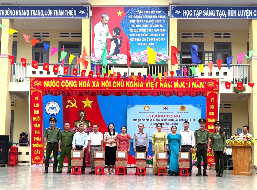 Trao hơn 900 suất quà, học bổng cho học sinh Lâm Đồng bị ảnh hưởng bởi lũ lụt - Ảnh 5.