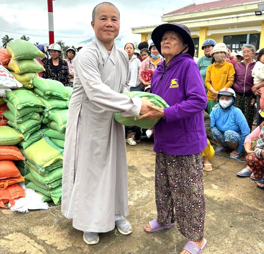 Hội Khuyến học tỉnh Lâm Đồng trao hơn 2.500 phần quà cho bà con các tỉnh vùng lũ - Ảnh 1.