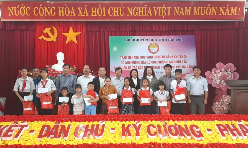 Hội Khuyến học tỉnh Gia Lai cùng đơn vị đồng hành trao tặng hơn 229 triệu đồng cho học sinh vùng lũ - Ảnh 2.