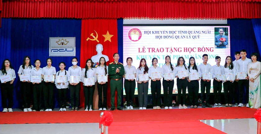 Học bổng Khuyến tài Phạm Văn Đồng đồng hành cùng sinh viên Quảng Ngãi - Ảnh 1.