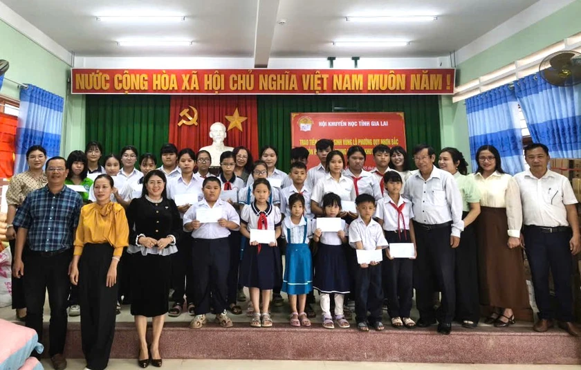 Hội Khuyến học tỉnh Gia Lai cùng đơn vị đồng hành trao tặng hơn 229 triệu đồng cho học sinh vùng lũ - Ảnh 4.