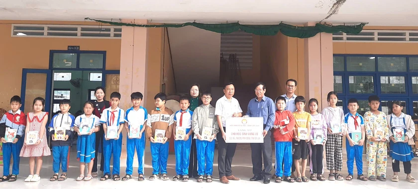 Hội Khuyến học tỉnh Gia Lai cùng đơn vị đồng hành trao tặng hơn 229 triệu đồng cho học sinh vùng lũ - Ảnh 3.