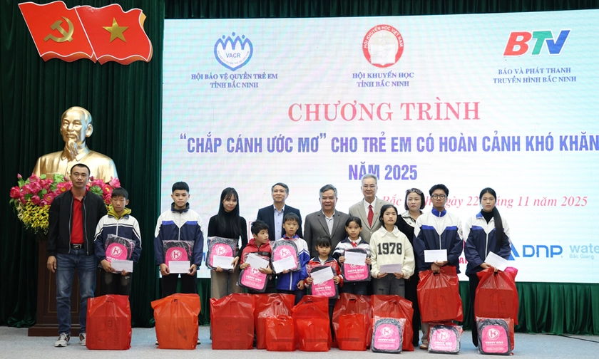 Bắc Ninh trao 400 triệu học bổng "Chắp cánh ước mơ" năm 2025 cho học sinh có hoàn cảnh khó khăn - Ảnh 1.