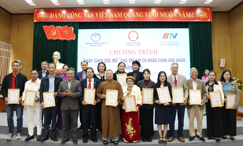 Bắc Ninh trao 400 triệu học bổng "Chắp cánh ước mơ" năm 2025 cho học sinh có hoàn cảnh khó khăn - Ảnh 2.
