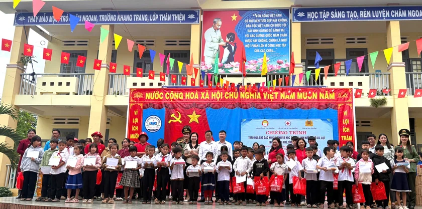 Trao hơn 900 suất quà, học bổng cho học sinh Lâm Đồng bị ảnh hưởng bởi lũ lụt - Ảnh 3.