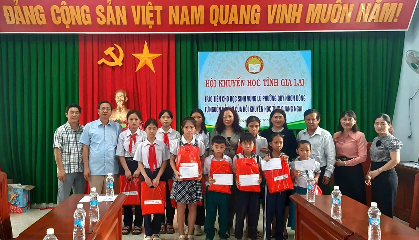 Hội Khuyến học tỉnh Gia Lai cùng đơn vị đồng hành trao tặng hơn 229 triệu đồng cho học sinh vùng lũ - Ảnh 6.
