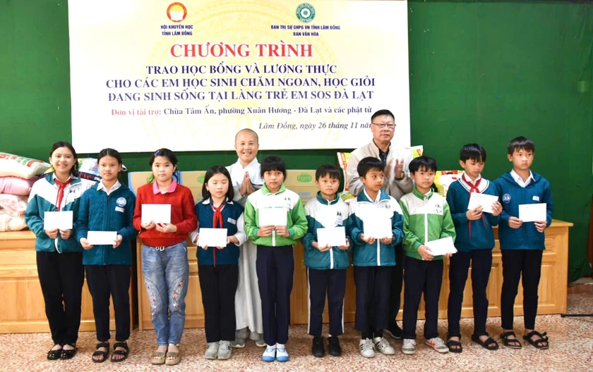 Hội Khuyến học tỉnh Lâm Đồng trao 30 suất học bổng cho các em học sinh Làng trẻ SOS Đà Lạt - Ảnh 2.