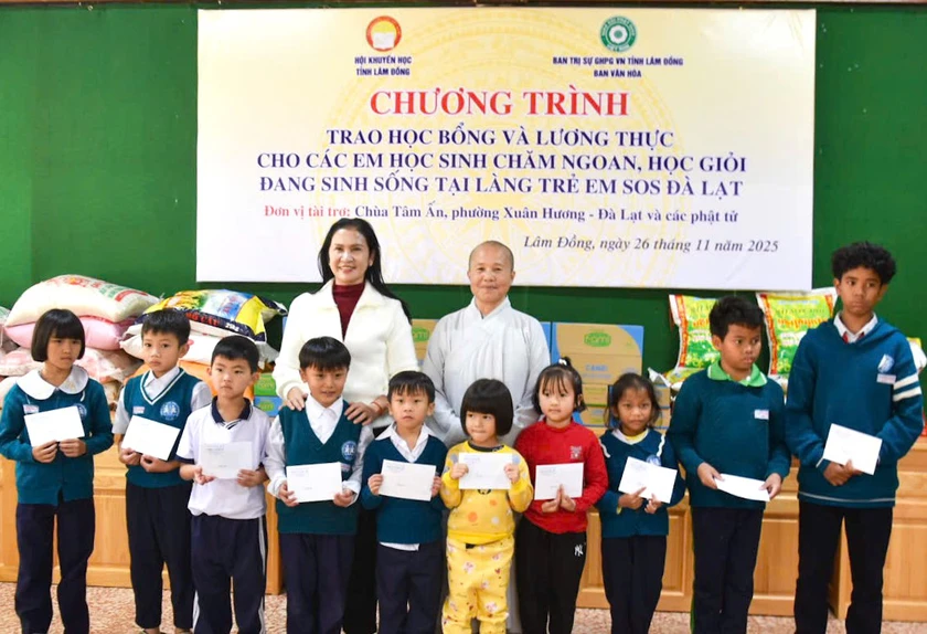 Hội Khuyến học tỉnh Lâm Đồng trao 30 suất học bổng cho các em học sinh Làng trẻ SOS Đà Lạt - Ảnh 1.