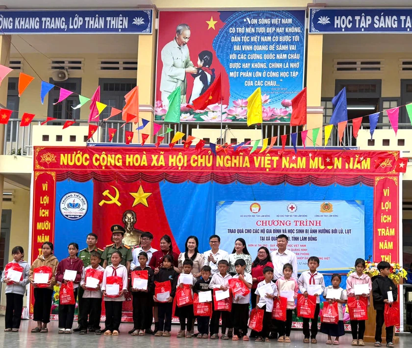 Trao hơn 900 suất quà, học bổng cho học sinh Lâm Đồng bị ảnh hưởng bởi lũ lụt - Ảnh 2.