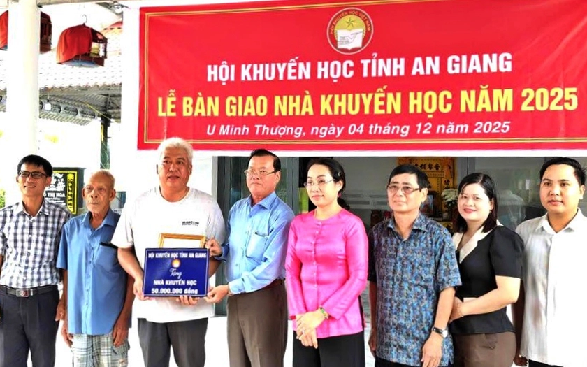 Hội Khuyến học tỉnh An Giang bàn giao nhà khuyến học, khích lệ học sinh khó khăn học giỏi - Ảnh 1.
