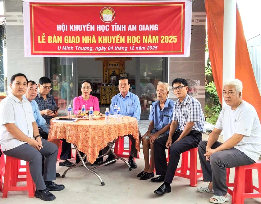 Hội Khuyến học tỉnh An Giang bàn giao nhà khuyến học, khích lệ học sinh khó khăn học giỏi - Ảnh 2.