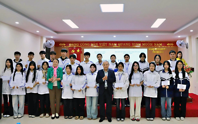 Hội Khuyến học các tỉnh Sơn La, Phú Thọ trao 60 suất học bổng cho học sinh khó khăn tỉnh Điện Biên - Ảnh 2.