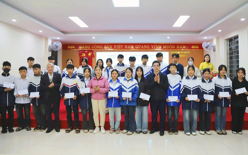 Hội Khuyến học các tỉnh Sơn La, Phú Thọ trao 60 suất học bổng cho học sinh khó khăn tỉnh Điện Biên - Ảnh 1.