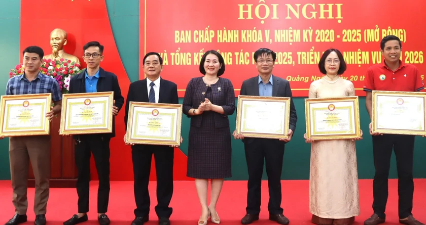 Hội Khuyến học tỉnh Quảng Ngãi kiện toàn tổ chức, đẩy mạnh xây dựng quỹ khuyến học, khuyến tài - Ảnh 1.