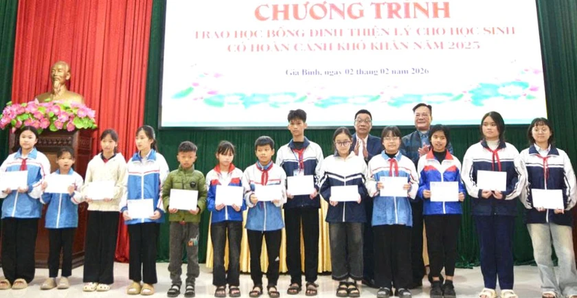 Hội Khuyến học tỉnh Bắc Ninh trao 100 suất học bổng Đinh Thiện Lý, tiếp sức thế hệ trẻ đến trường - Ảnh 1.