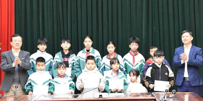 Hội Khuyến học tỉnh Bắc Ninh trao 100 suất học bổng Đinh Thiện Lý, tiếp sức thế hệ trẻ đến trường - Ảnh 3.