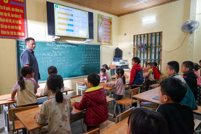 Thầy trò trường Phổ thông Dân tộc bán trú tiểu học Gia Phú (Lào Cai) tiếp cận nguồn học liệu thuận tiện hơn khi có Internet. (Ảnh: Viettel) anh-2-thay-tro-truong-ptdtbt-tieu-hoc-gia-phu-lao-cai-tiep-can-nguon-hoc-lieu-thuan-tien-hon-khi-co-internet.jpg