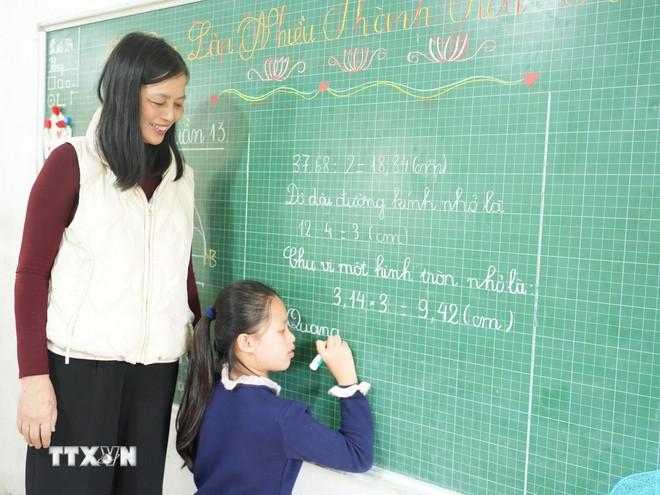 (Ảnh: Bích Huệ/TTXVN) ttxvn-lop-hoc-vung-lu-3.jpg