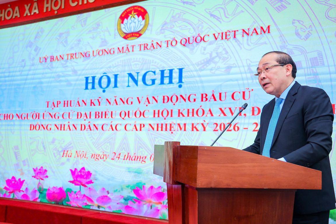Ông Hoàng Công Thủy - Phó Chủ tịch Ủy ban Trung ương MTTQ Việt Nam, phát biểu khai mạc hội nghị tập huấn. Ảnh: Hoài Nam
