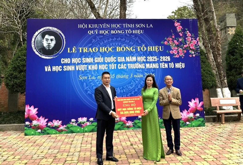 Hội Khuyến học tỉnh Sơn La trao học bổng Tô Hiệu cho học sinh giỏi quốc gia, học sinh vượt khó học tốt - Ảnh 4.