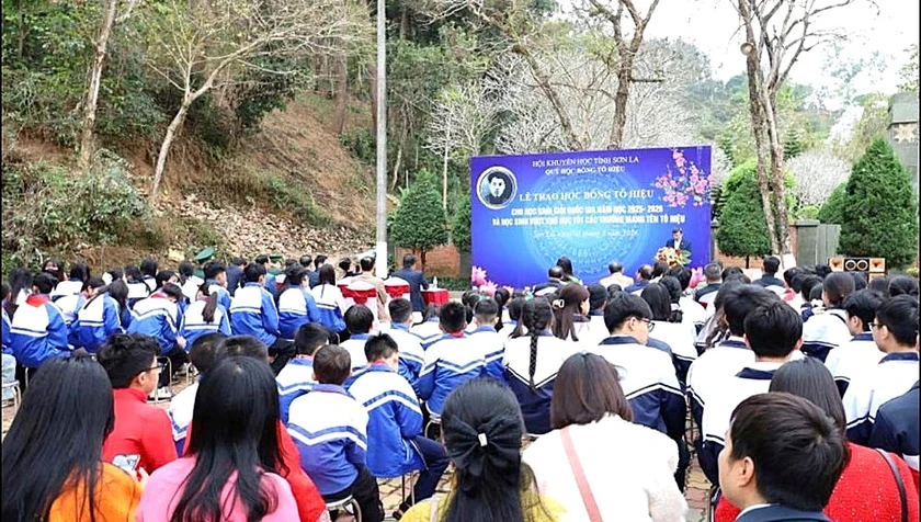 Hội Khuyến học tỉnh Sơn La trao học bổng Tô Hiệu cho học sinh giỏi quốc gia, học sinh vượt khó học tốt - Ảnh 5.