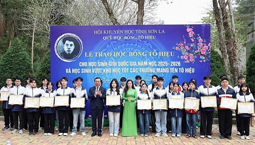 Hội Khuyến học tỉnh Sơn La trao học bổng Tô Hiệu cho học sinh giỏi quốc gia, học sinh vượt khó học tốt - Ảnh 1.