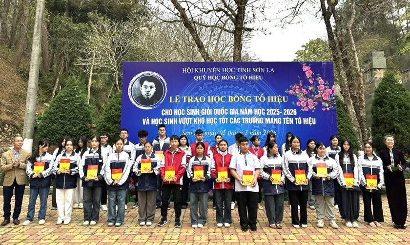 Hội Khuyến học tỉnh Sơn La trao học bổng Tô Hiệu cho học sinh giỏi quốc gia, học sinh vượt khó học tốt - Ảnh 3.