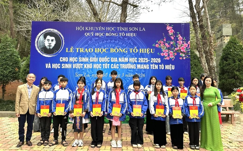 Hội Khuyến học tỉnh Sơn La trao học bổng Tô Hiệu cho học sinh giỏi quốc gia, học sinh vượt khó học tốt - Ảnh 2.